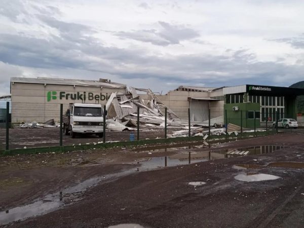 Temporal causa destelhamento em centro de distribuição da Fruki Bebidas em Osório