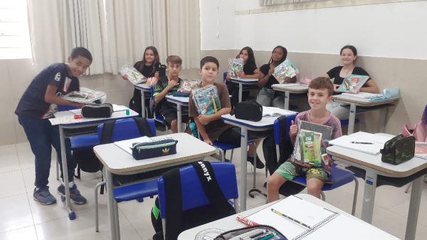 Rotary Club distribui kits escolares para alunos da rede pública