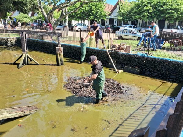 Lago municipal da prefeitura passa por manutenção