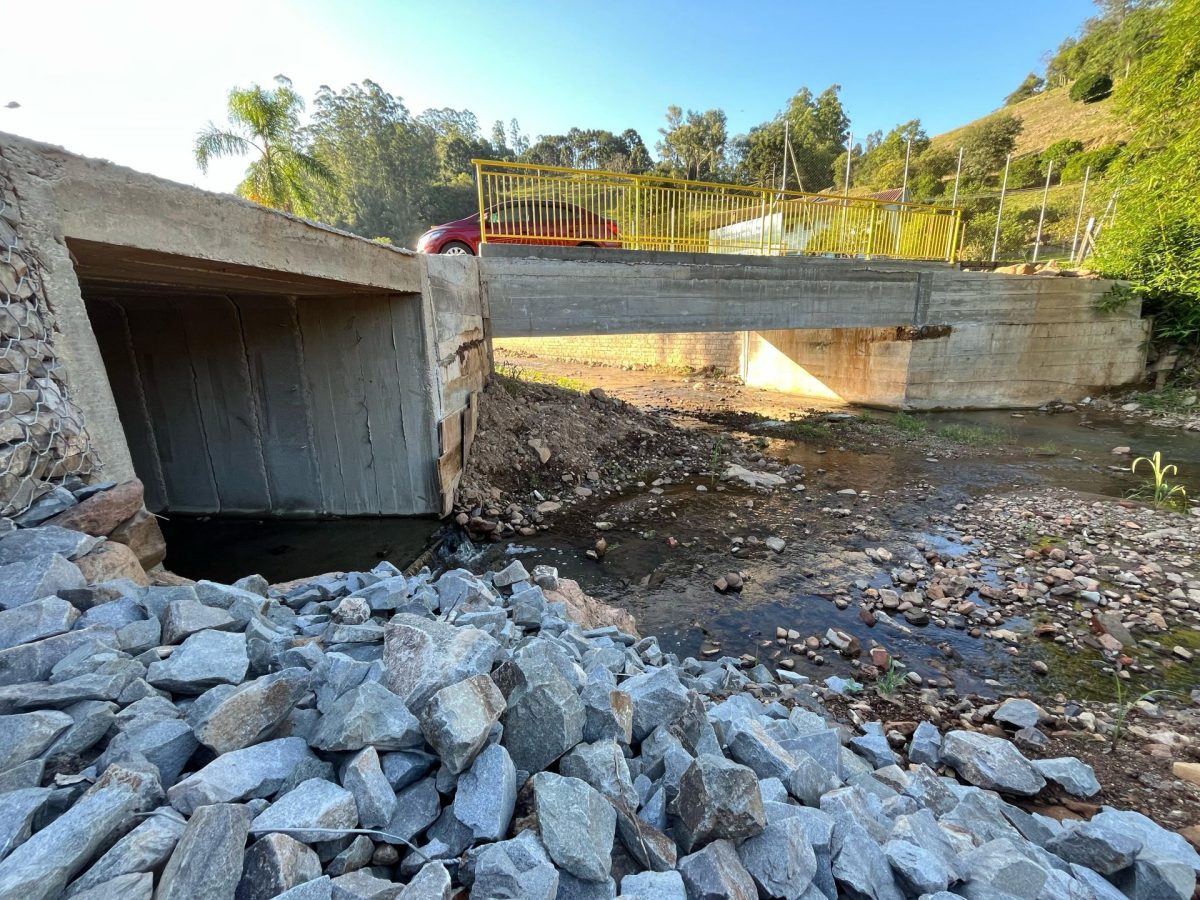 Coqueiro Baixo entrega primeira ponte após cheias de 2024