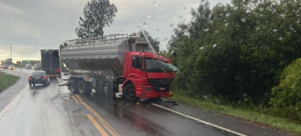 Acidente entre dois caminhões causa lentidão na Via Láctea