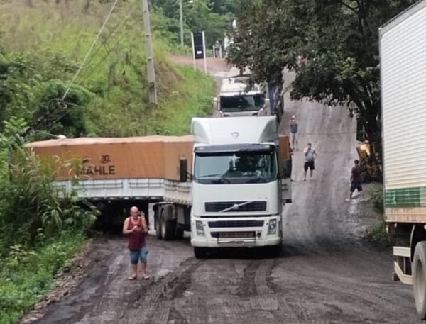 Carreta bate em poste e derruba fiação elétrica em estrada à Ponte do Exército