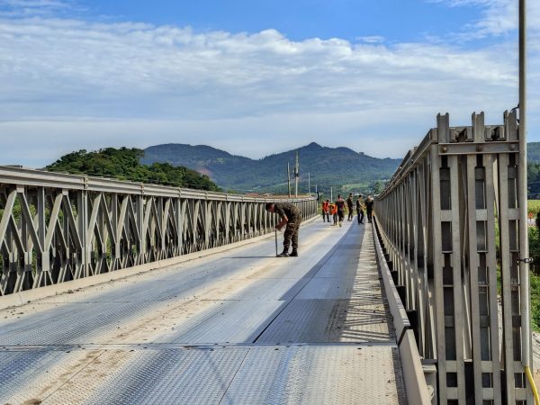 Militares reparam ponte entre Lajeado e Arroio do Meio