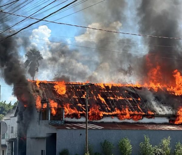 Incêndio atinge fábrica de antiga ervateira em Mato Leitão