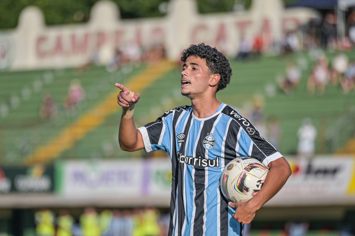 Grêmio oficializa venda de jovem atacante ao futebol árabe