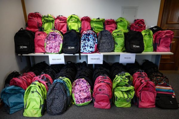 Fundo do MP entrega 800 mochilas a estudantes do Vale