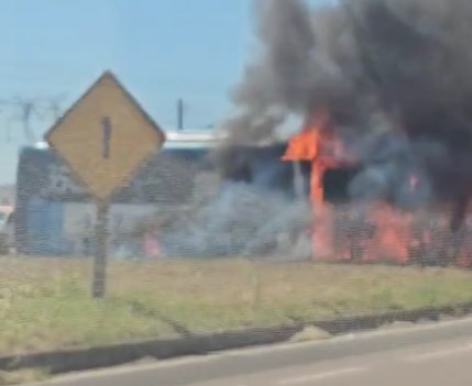 Após colisão com carro, ônibus incendeia na BR-386