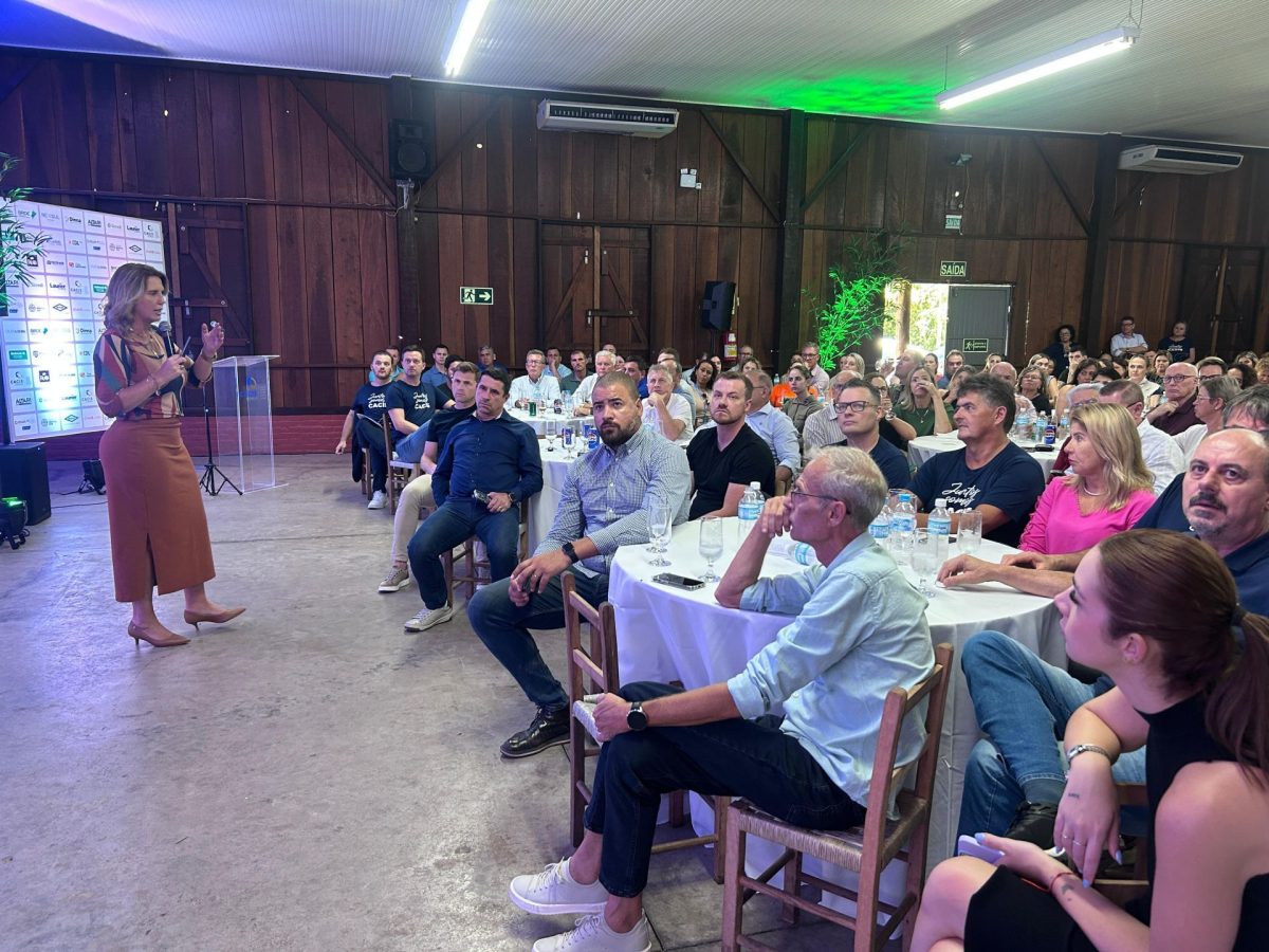 Em reunião-almoço, Carine Schwingel aborda corte de gastos