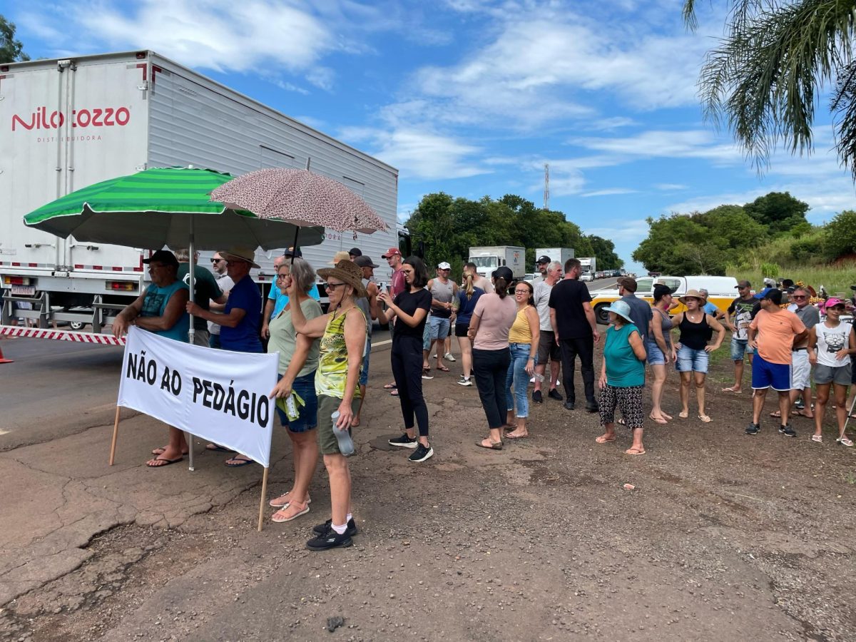 Moradores protestam contra novo pedágio na RSC-453