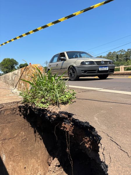 Buraco em ponte interrompe passagem de pedestres na Via Láctea