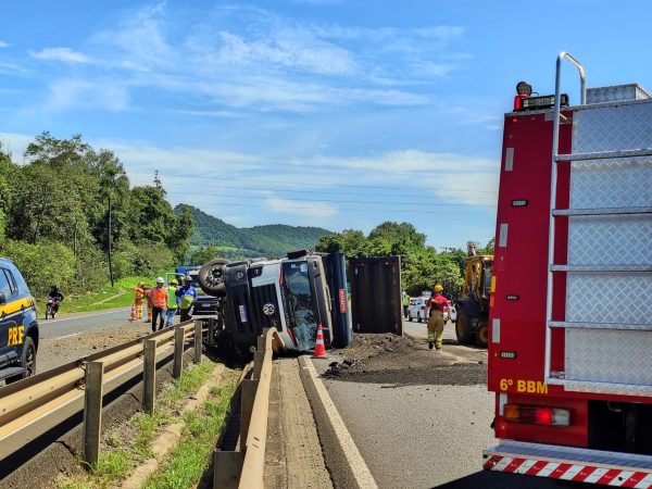 Caminhão-caçamba carregado com asfalto tomba na BR-386, em Forquetinha