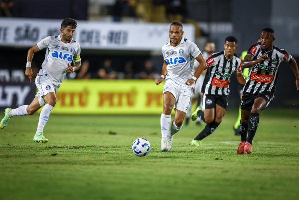 Grêmio sofre, vence e avança de fase