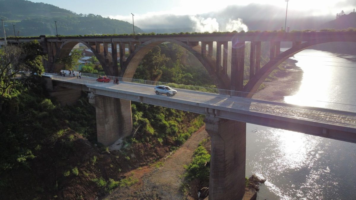 Ponte Brochado da Rocha é liberada para veículos