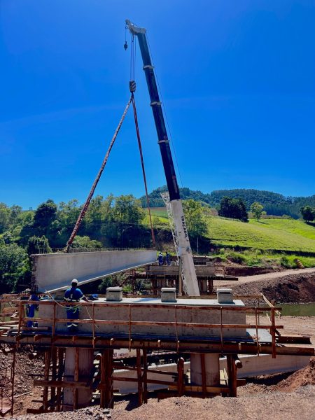 Içamento das vigas marca avanço na construção de ponte em Forquetinha