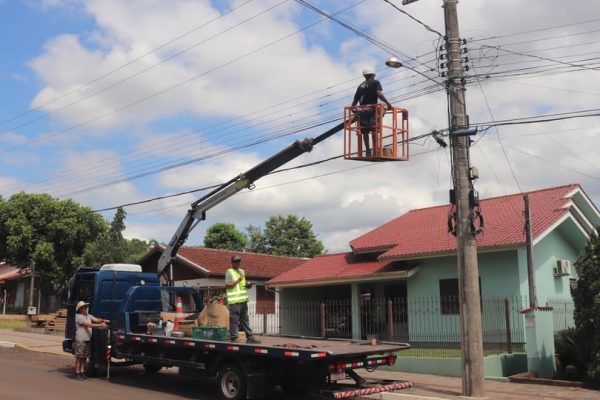 Mato Leitão abre licitação para iluminação pública e natalina