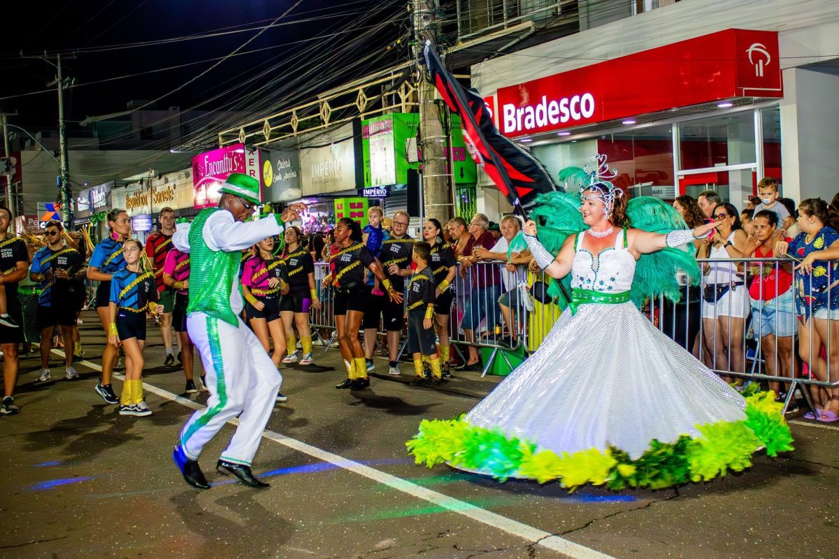 Escolas de samba e blocos brilham na primeira noite do Carnaval de Rua