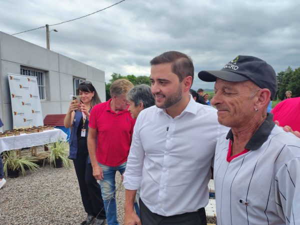 Vice-governador entrega módulos temporários para famílias deixarem abrigos