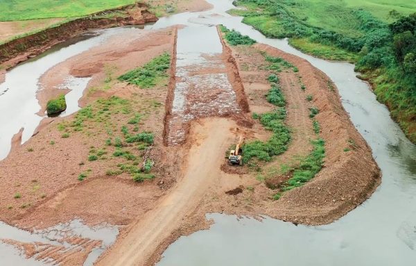 Com a retirada de cascalho, novo canal será aberto no rio Forqueta