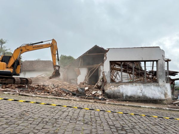 Prefeitura demole prédio do antigo Hospital Teutônia Norte