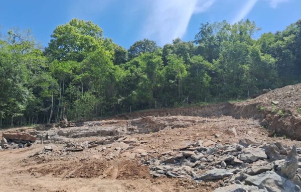 Por orientação de autoridades, obra no bairro Santa Clara é paralisada