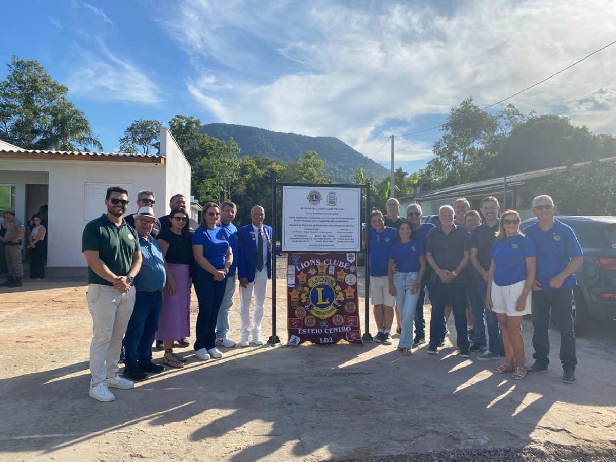 Famílias de Encantado recebem casas doadas pelo Lions