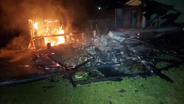 Incêndio destrói casa no centro de Progresso