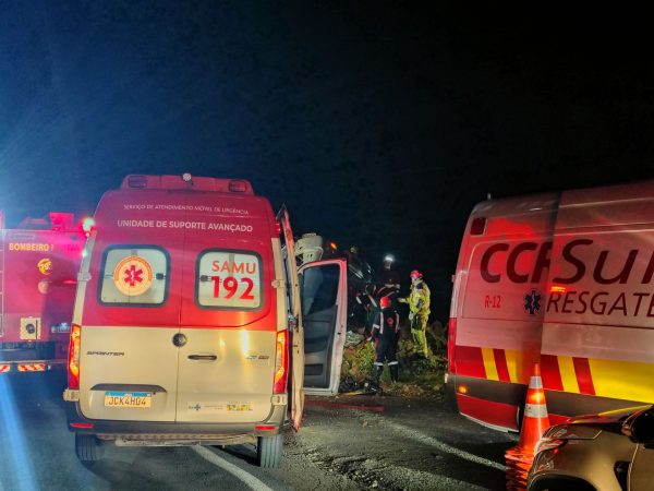 Carreta tomba na Serra de Pouso Novo, na BR-386