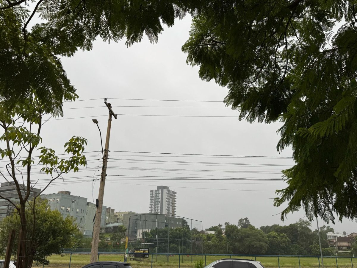 Domingo amanhece com chuva fraca e temperatura amena