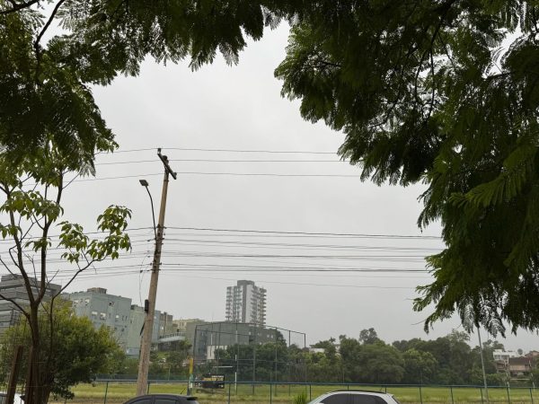 Domingo amanhece com chuva fraca e temperatura amena
