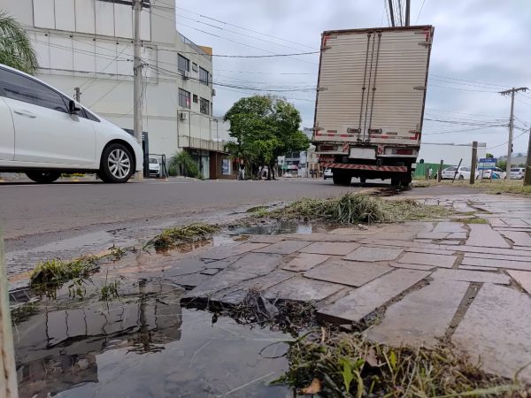 Esgoto a céu aberto causa transtornos na Benjamin Constant