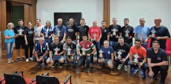 Encantado homenageia campeões do futebol amador