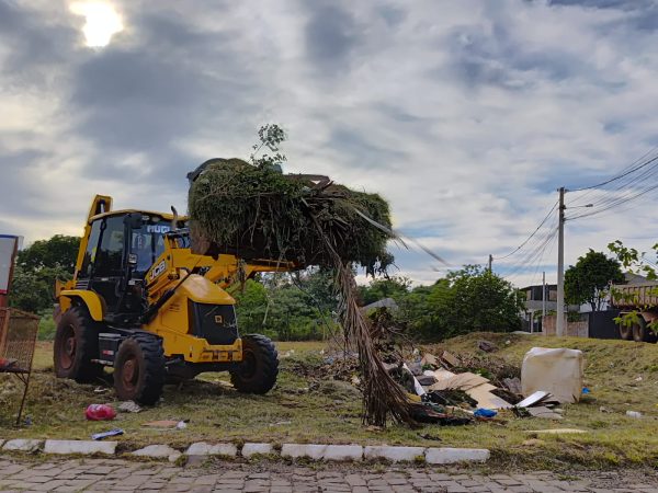 Mutirão inicia no Morro 25 com serviços de limpeza e manutenção