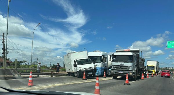 Acidente entre caminhões na BR-386 causa congestionamento