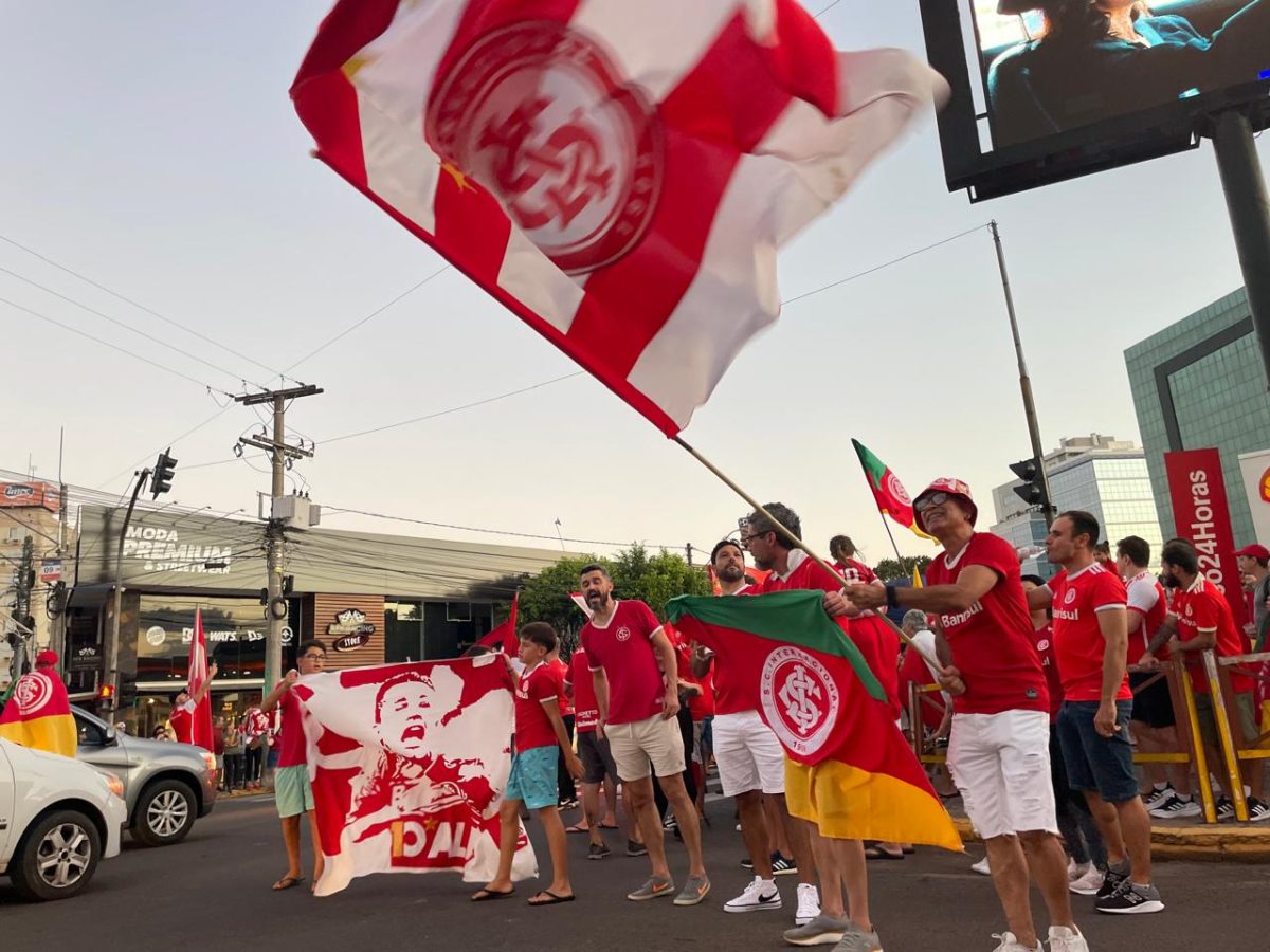 Torcida colore de vermelho ruas e avenidas da região