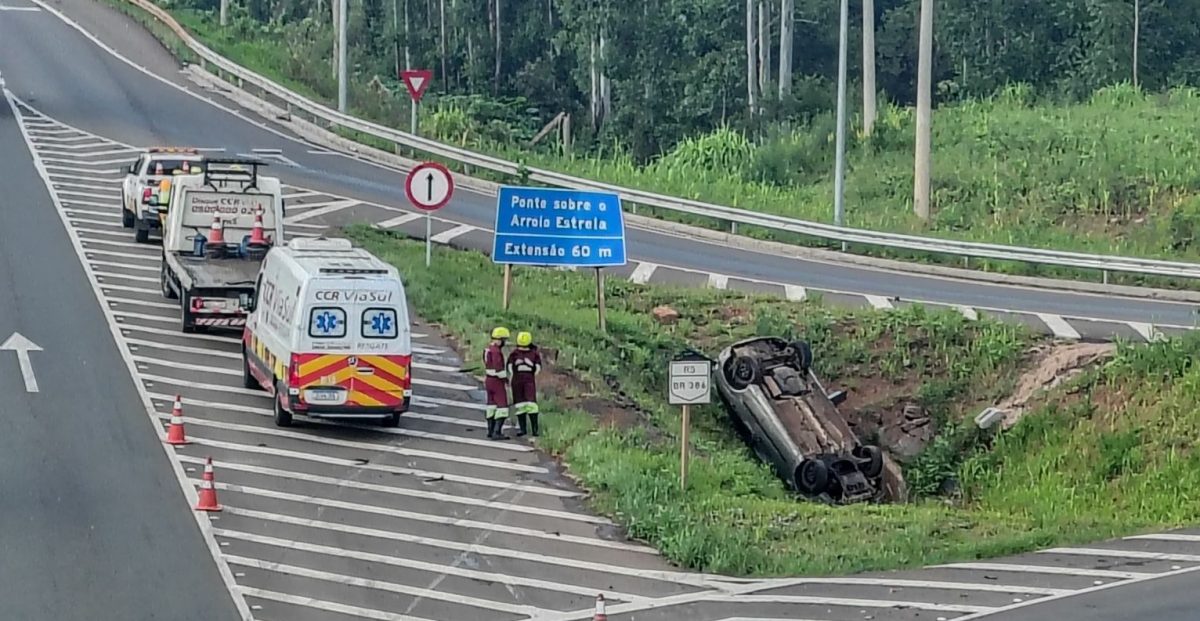 Carro capota após colisão com carreta na BR-386, em Estrela