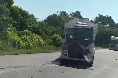 Colisão entre caminhões deixa trânsito lento na ERS-130