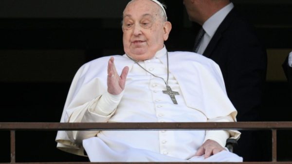 Papa Francisco deixa hospital e faz aparição pública