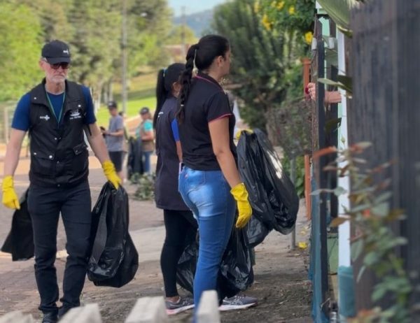 Mutirão encontra criadouros de mosquitos no bairro Canabarro