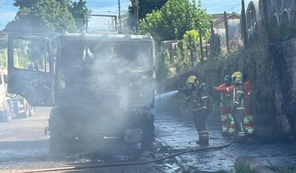 Caminhão carregado de piche pega fogo na lateral da BR-386, em Lajeado