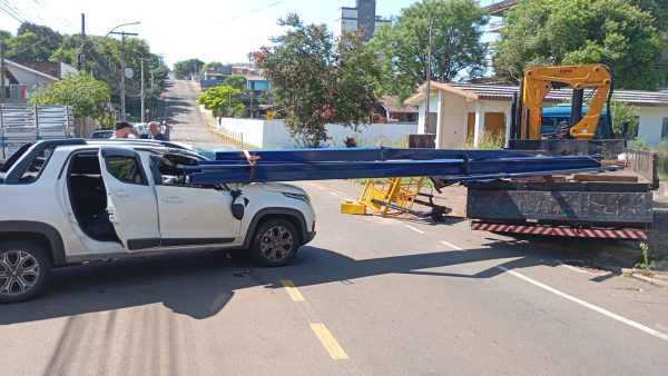 Caminhonete atinge vigas de caminhão durante manobra em Lajeado