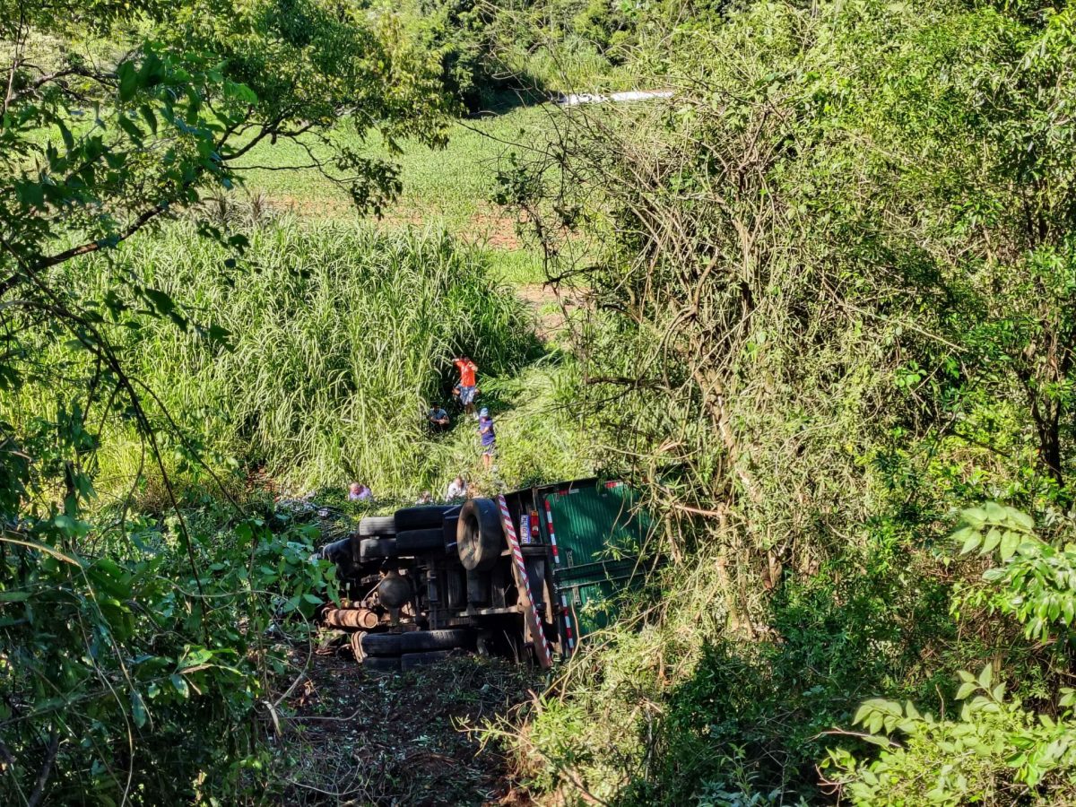 Caminhão cai em ribanceira entre Forquetinha e Sério