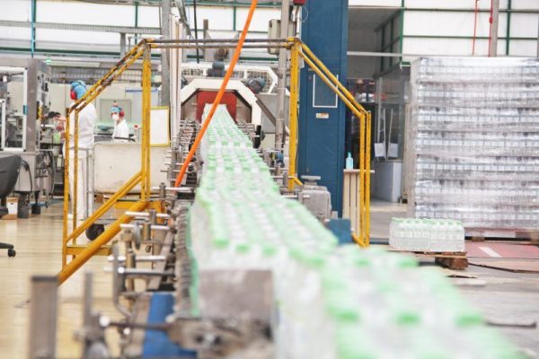 Geração de empregos desacelera, mas se mantém positiva em março