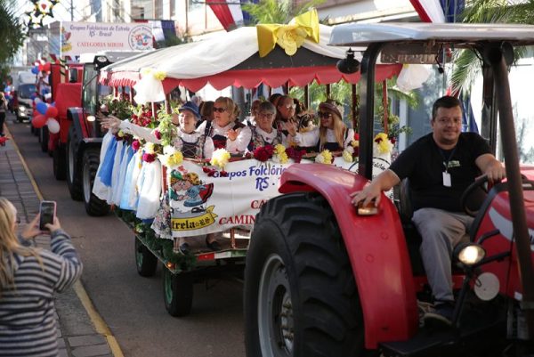 Cores, danças e tradição tomam as ruas durante Desfile Típico