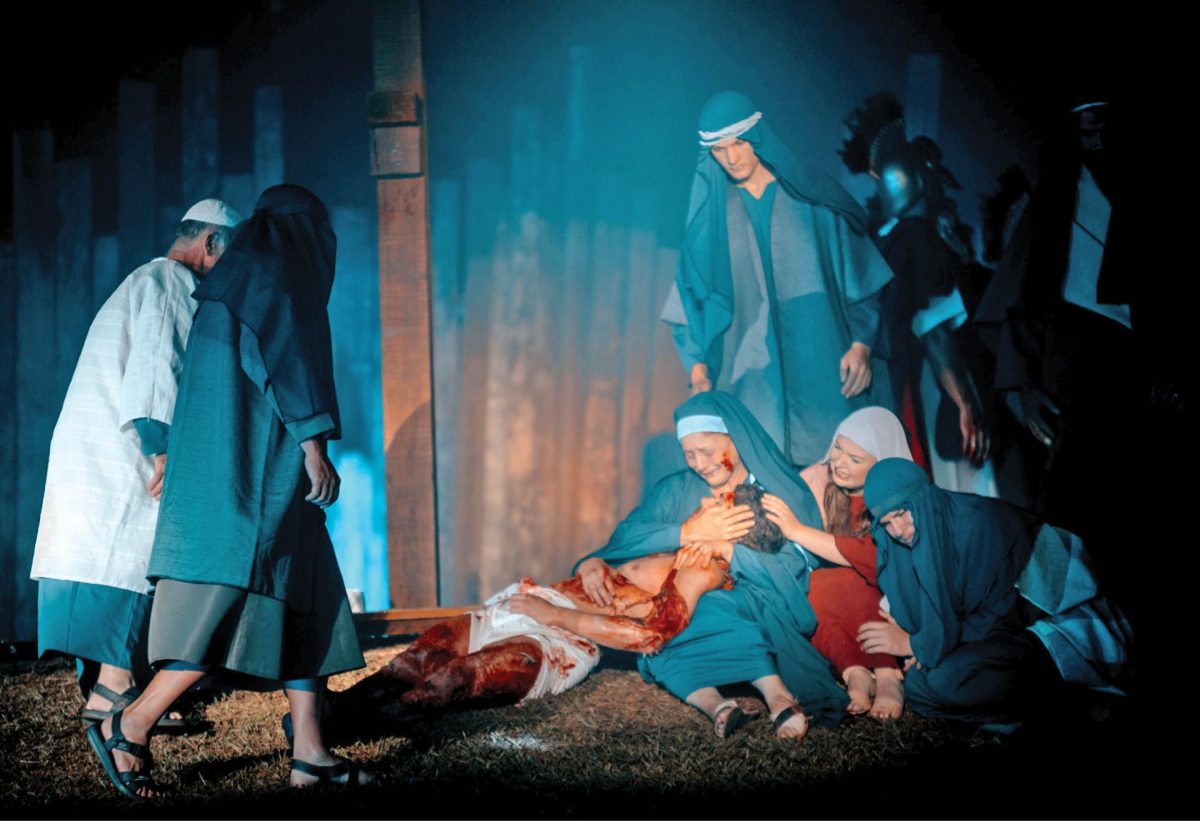 Mais de 70 atores encenam Paixão de Cristo de Muçum