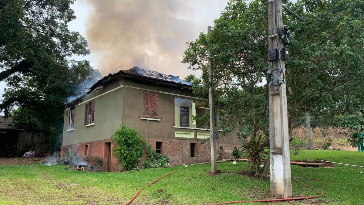 Casa é atingida por incêndio no interior de Teutônia