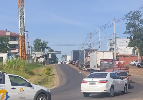 Engavetamento entre quatro caminhões gera lentidão na Rota do Sol