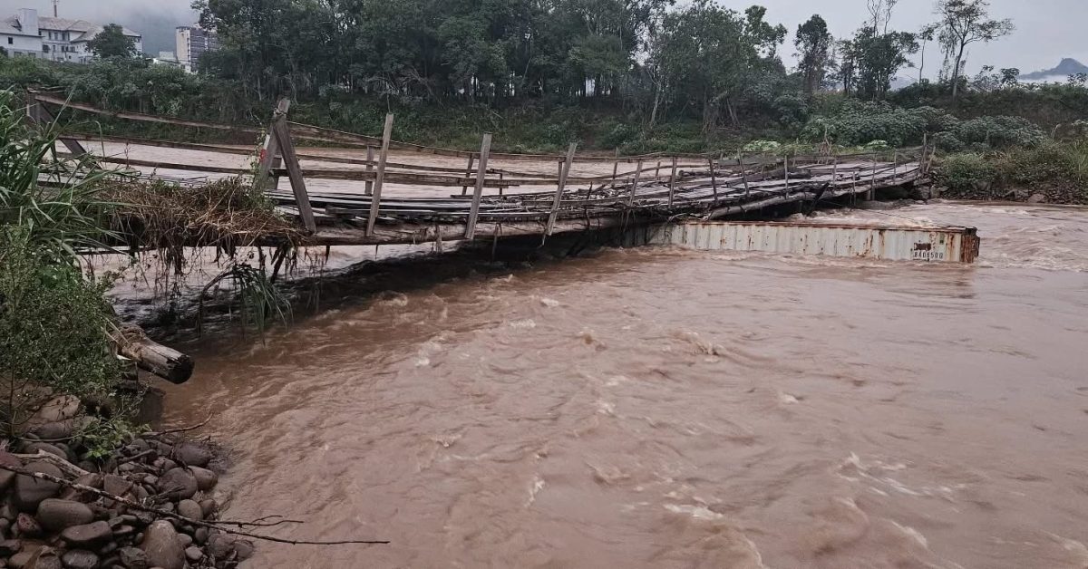 Governo e comunidade consertarão ponte de contêineres