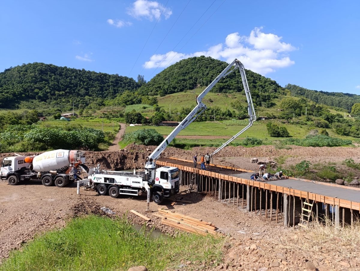 Concretagem da pista marca avanço na obra da nova ponte