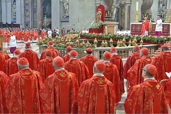 Fumaça preta marca início do conclave