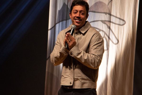 Humorista Renato Albani se apresenta no Teatro Univates